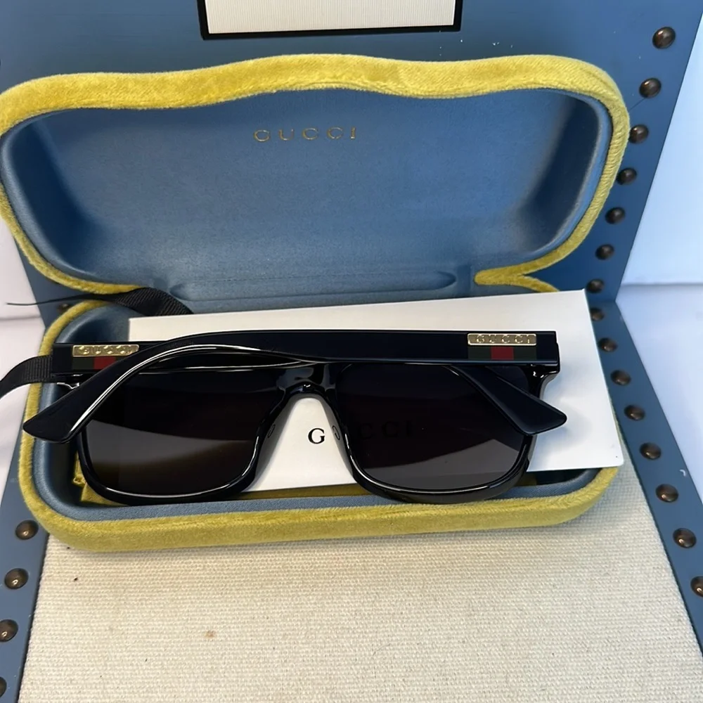 Authentic- New - GUCCI Grey Rectangular Men's Sunglasses GG0746S 001 57
